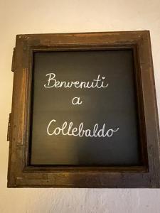 un tableau noir avec un signe qui dit transmettre une capacité de collecte dans l'établissement Fontecristina, à Collebaldo