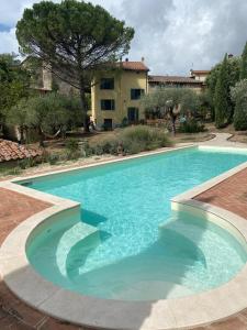 basen z niebieską wodą przed domem w obiekcie Fontecristina w mieście Collebaldo