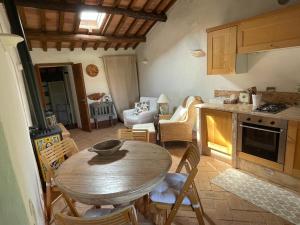 uma cozinha e sala de jantar com mesa e cadeiras em Fontecristina em Collebaldo