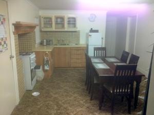 O bucătărie sau chicinetă la Migga Cottage