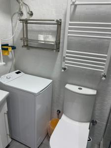 La salle de bains blanche est pourvue de toilettes et d'un lavabo. dans l'établissement Fantastico Apartamento Centro, à Madrid