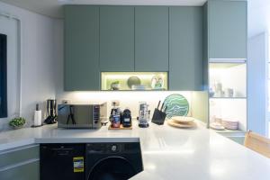 Köök või kööginurk majutusasutuses Nabeel Homes - Designer Seaview Condo - 208