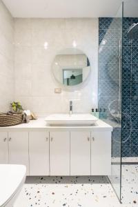 Vannituba majutusasutuses Nabeel Homes - Designer Seaview Condo - 208