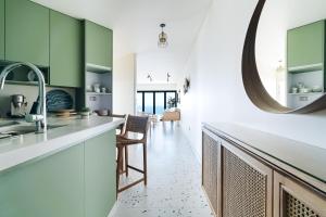 Köök või kööginurk majutusasutuses Nabeel Homes - Designer Seaview Condo - 208