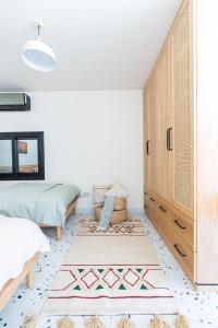 Voodi või voodid majutusasutuse Nabeel Homes - Designer Seaview Condo - 208 toas