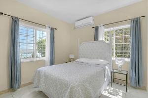 Ένα ή περισσότερα κρεβάτια σε δωμάτιο στο Palm Leaf Cottage