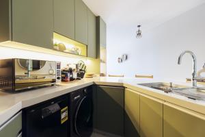 Köök või kööginurk majutusasutuses Nabeel Homes - Designer Seaview Condo - 208