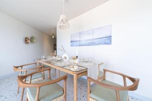 Posezení v ubytování Nabeel Homes - Designer Seaview Condo - 208 + 37 fotografií