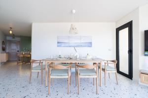 a dining room with a table and chairs at Designer Seaview Condo in Gleem in Alexandria