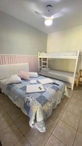 1 Schlafzimmer mit 1 Bett und 2 Etagenbetten in der Unterkunft Pousada Alfa in Abraão