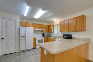 Köök või kööginurk majutusasutuses Pool Access Homosassa Home Near Boat Launch!