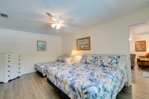 Voodi või voodid majutusasutuse Pool Access Homosassa Home Near Boat Launch! toas +21 fotot
