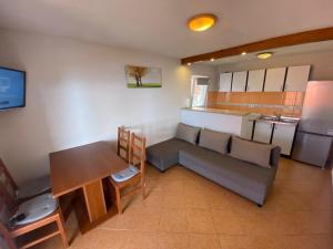 Kuchyňa alebo kuchynka v ubytovaní Seaside secluded apartments Cove Tvrdni Dolac, Hvar - 12655 + 13 fotografií