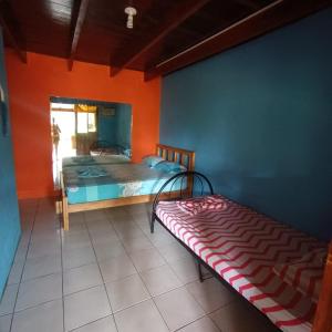 Habitación con 2 camas y un banco. en IL Delfino, en Pavones