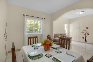 Χώρος καθιστικού στο Palm Leaf Cottage