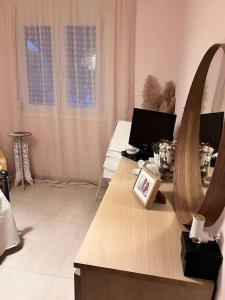 Habitación con escritorio con espejo y ordenador portátil. en Ευχάριστο εξοχικό σπίτι!, en AgiaKampos