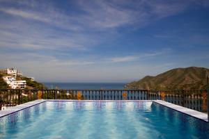 una piscina con vistas al océano en Casa Arev en Taganga