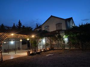 ein Gebäude mit einem Tor in der Nacht davor in der Unterkunft Villa mhaya in Oujda