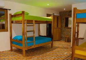 מיטה או מיטות קומותיים בחדר ב-Casa Arev