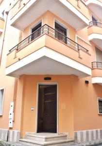 - Edificio con puerta y balcón en Appartamento Ghalà, en Galatone