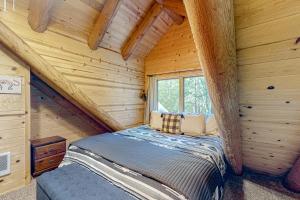 a bedroom with a bed in a log cabin at Misty Mountain Lodge in Tillamook