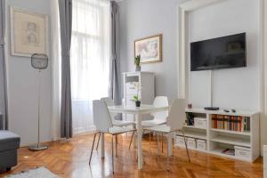 TV a/nebo společenská místnost v ubytování Dohany Design Apartments