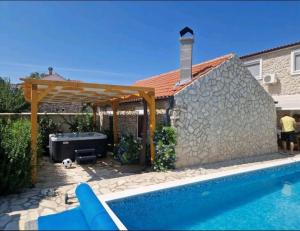 Πισίνα στο ή κοντά στο Family friendly house with a swimming pool Ninski Stanovi, Zadar - 17812
