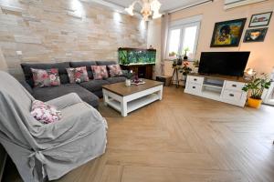 Μια τηλεόραση ή/και κέντρο ψυχαγωγίας στο Family friendly house with a swimming pool Ninski Stanovi, Zadar - 17812