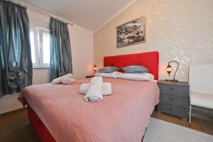 Ένα ή περισσότερα κρεβάτια σε δωμάτιο στο Family friendly house with a swimming pool Ninski Stanovi, Zadar - 17812 +11 φωτογραφίες