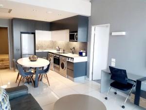 530 on the Parks في جوهانسبرغ: مطبخ مع طاولة وكراسي في الغرفة +5 صور