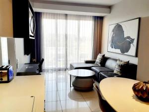 530 on the Parks في جوهانسبرغ: غرفة معيشة مع أريكة وطاولة