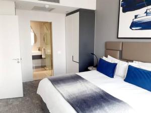 1 dormitorio con 1 cama grande con almohadas azules en 530 on the Parks, en Johannesburgo