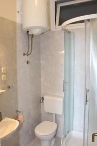 une salle de bain avec toilettes, lavabo et douche dans l'établissement Apartments by the sea Podgora, Makarska - 21378, à Podgora