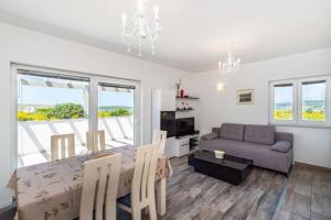 - un salon avec une table et un canapé dans l'établissement Holiday House "Jere & Leon" - Villa With Sea View, à Ljubač