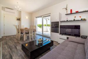 - un salon avec un canapé et une table dans l'établissement Holiday House "Jere & Leon" - Villa With Sea View, à Ljubač