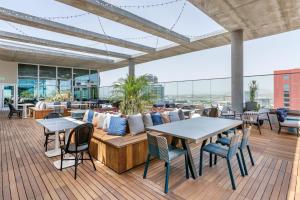 eine Terrasse mit Tischen und Stühlen auf einem Gebäude in der Unterkunft Omni Tempe Hotel at ASU in Tempe