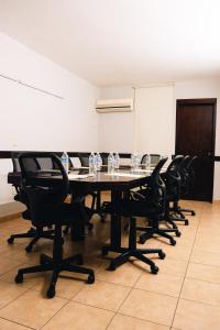 a conference room with a long table and chairs at Hotel Mesón de la Chinantla in San Juan Bautista Tuxtepec +56 photos