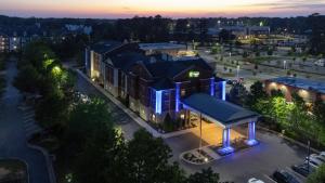 an overhead view of a building with a gazebo at Holiday Inn Express & Suites Williamsburg, an IHG Hotel in Williamsburg