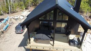 an overhead view of a cabin with a roof at Spa calme au sommet in Saint Come