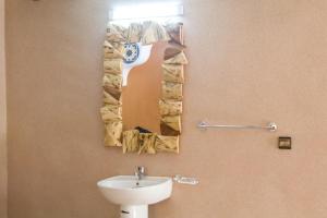 伊姆利爾的住宿－Toubkal Views，浴室设有水槽和墙上的镜子