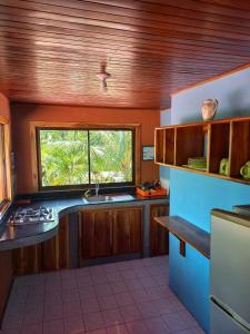 uma cozinha com um lavatório e uma janela em Apartamento Il Delfino em Pavones