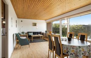 comedor y sala de estar con mesa y sillas en Awesome Home In Thyborn With Wifi, en Thyborøn