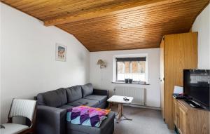 sala de estar con sofá y TV en Awesome Home In Thyborn With Wifi en Thyborøn