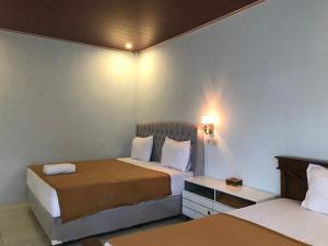 een hotelkamer met 2 bedden en een tafel bij Bello Bungalow in Batukliang