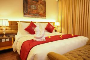 Rúm í herbergi á Ramada by Wyndham Yogyakarta