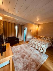 a bedroom with a bed and a living room at Cantinho de Campos in Campos do Jordão