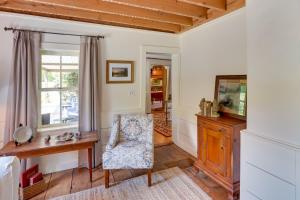 un soggiorno con scrivania e sedia di 12-Acre Vacation Rental in the Berkshires! a Hawley