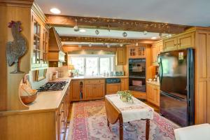una grande cucina con armadi in legno e tavolo di 12-Acre Vacation Rental in the Berkshires! a Hawley