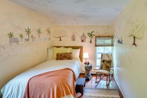 una camera da letto con un letto con palme sul muro di 12-Acre Vacation Rental in the Berkshires! a Hawley