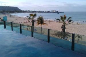 vistas a una playa con gente y al océano en Dep. Salinas, Chipipe., en Salinas